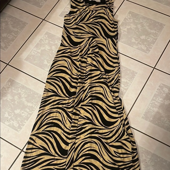 Enfocus Studio Black and Gold V-Neck Maxi Sundress - Picture 5 of 5